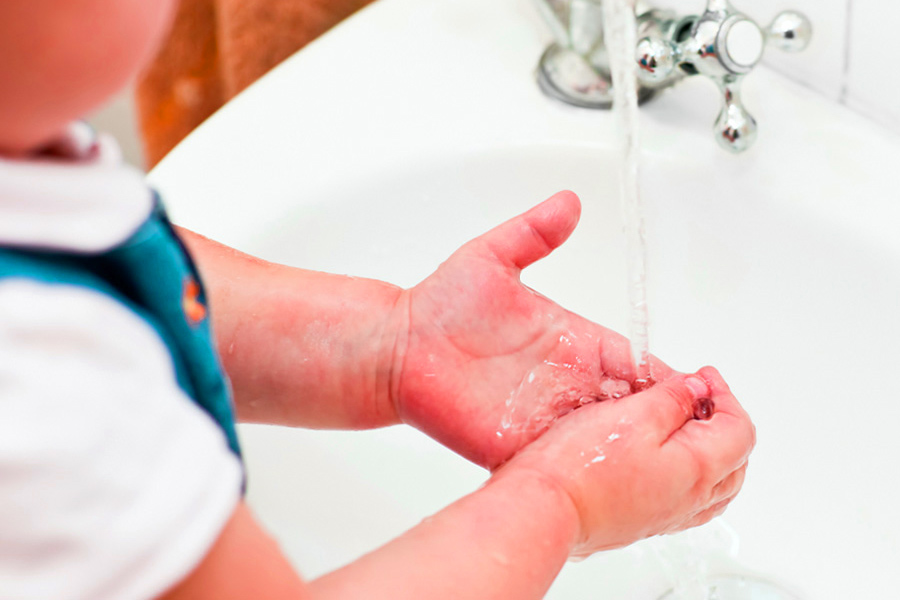 bambini lavaggio mani