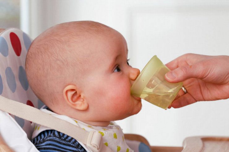 bambini che bevono acqua