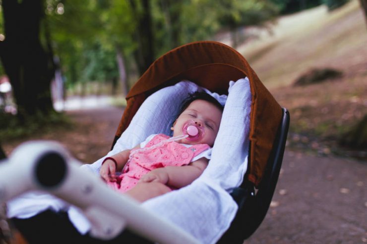 bambina dorme in passeggino img