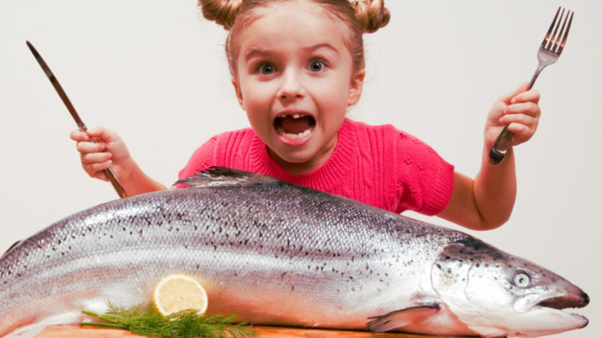 Можно ли давать детям рыбу. Рыба для детей. Рыба кушать. Ребенок ест рыбу.