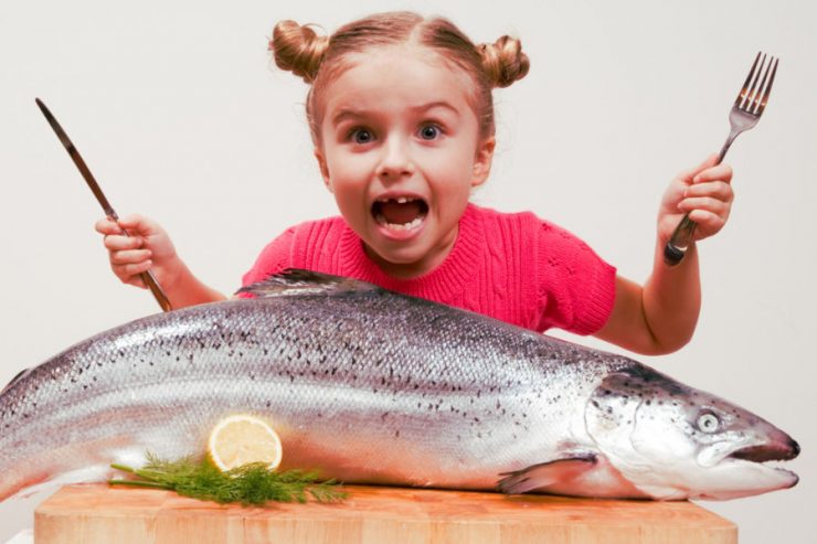 bambini che mangiano pesce