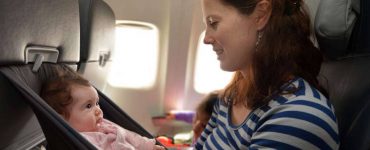mamma e neonato in aereo
