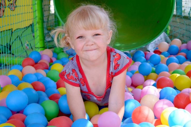 bambina nella vasca di palline