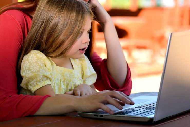 madre figlia guardando cartoni animati