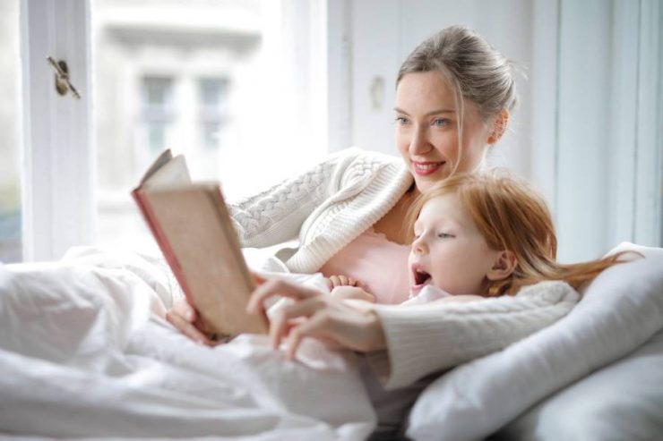 mamma e figlia leggono un libro