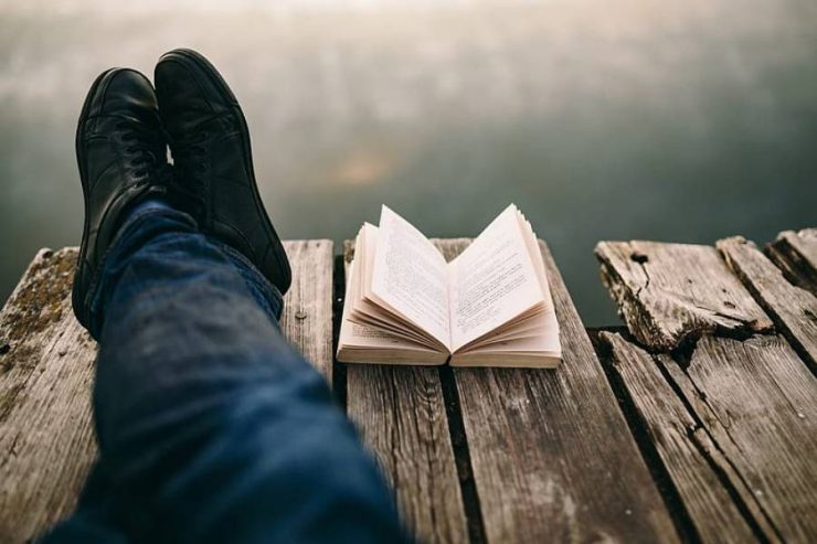 ragazzo e libro