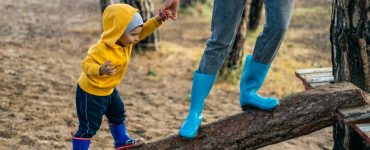 mamma e figlio con scarpe blu