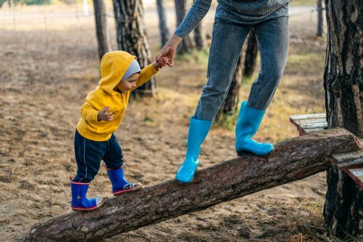 mamma e figlio con scarpe blu