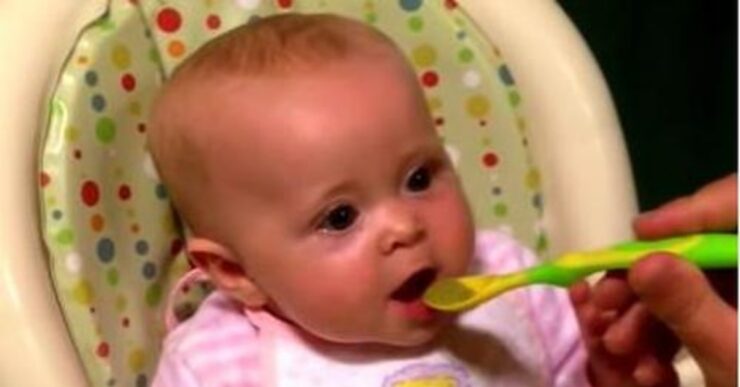 Bambina mangia i piselli Mammastobene.com