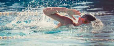 benefici del nuoto per gli adolescenti