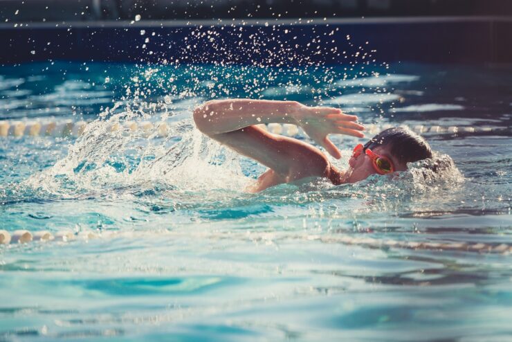 benefici del nuoto per gli adolescenti