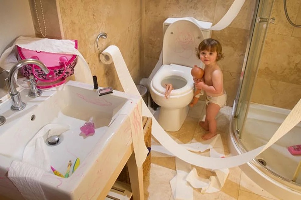 La bambina che vuole risistemare il bagno