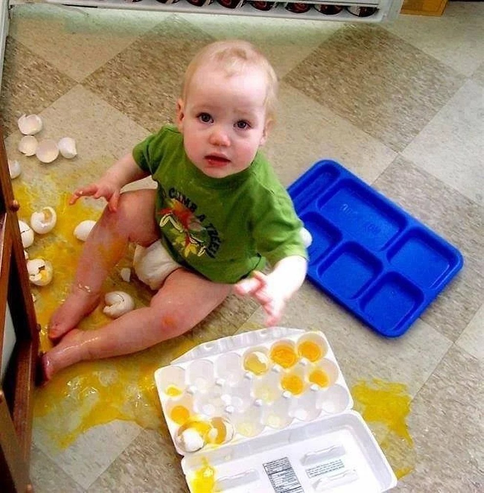 Bambini indipendenti che vogliono prepararsi la colazione