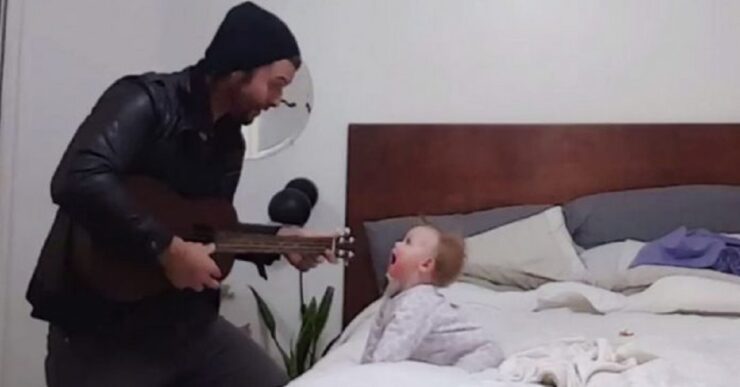 mamma riprende il marito con la figlia