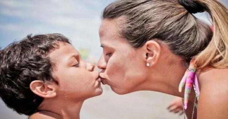 baciare tuo figlio sulla bocca