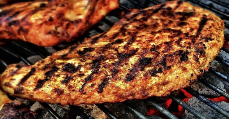 Figlia vegana spreca il cibo, mamma la obbliga a cucinare carne