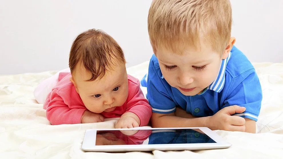  bambini trascorrono troppo tempo connessi