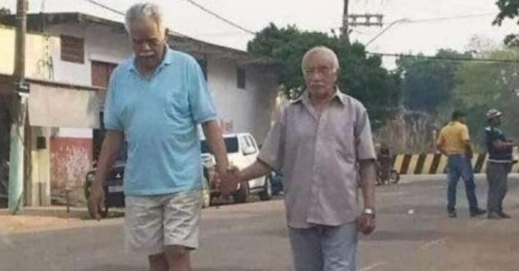 Due anziani che si tengono per mano
