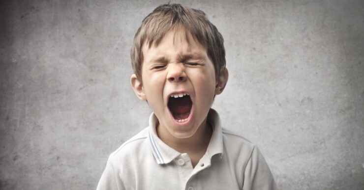 Foto di un bambino che urla