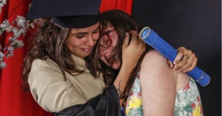 Si veste da custode alla laurea per onorare la mamma