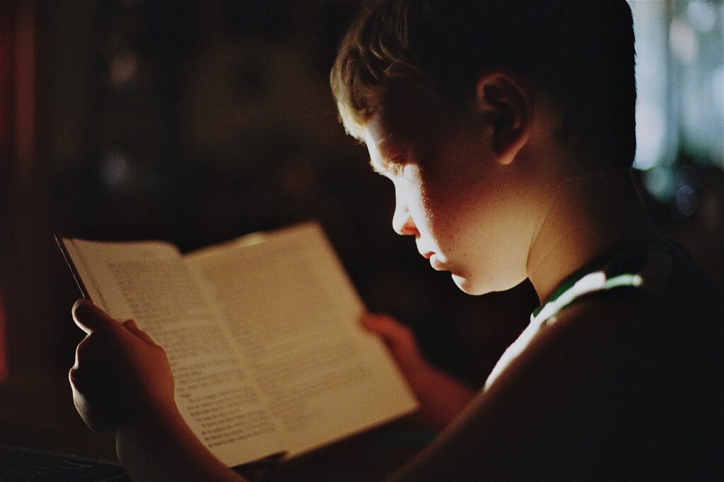 Bambino legge un libro