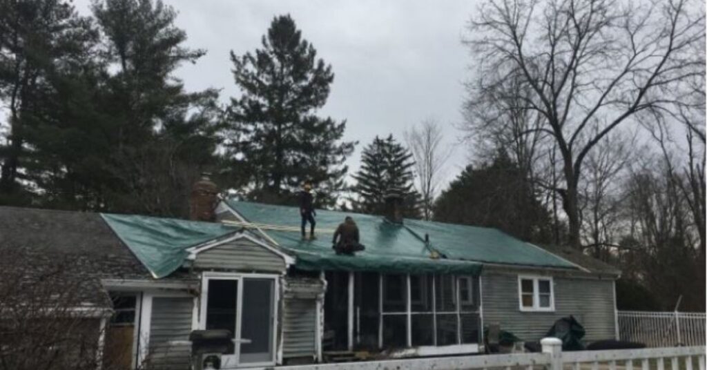 Riparano gratis il tetto di casa ad una mamma