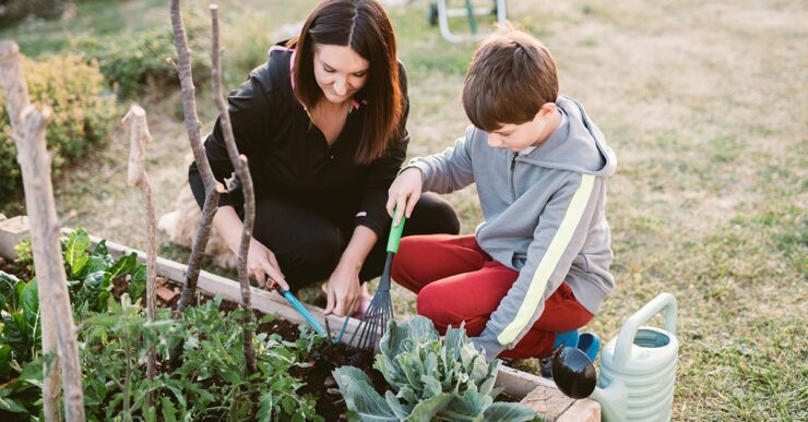 Mamma e figlio fanno giardinaggio