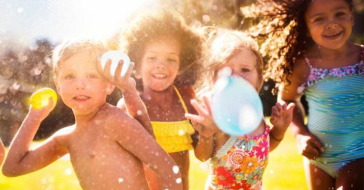 Bambini che giocano con palloncini ad acqua