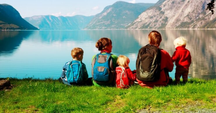 Famiglia in montagna con bambini