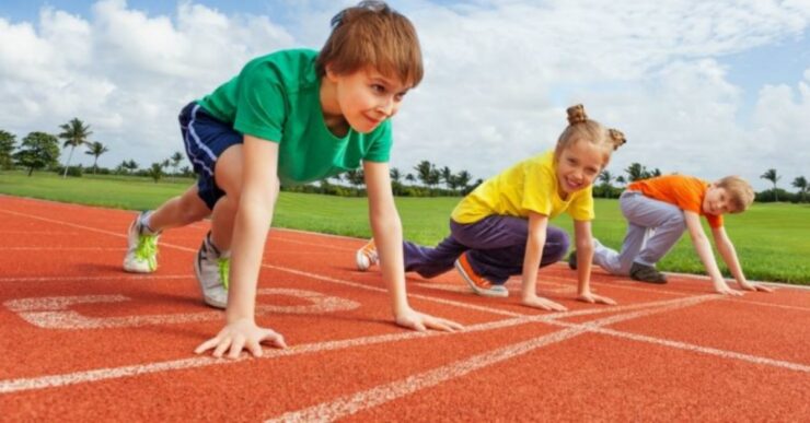 Bambini che fanno atletica