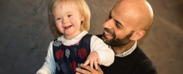 Papà single adotta bambina down