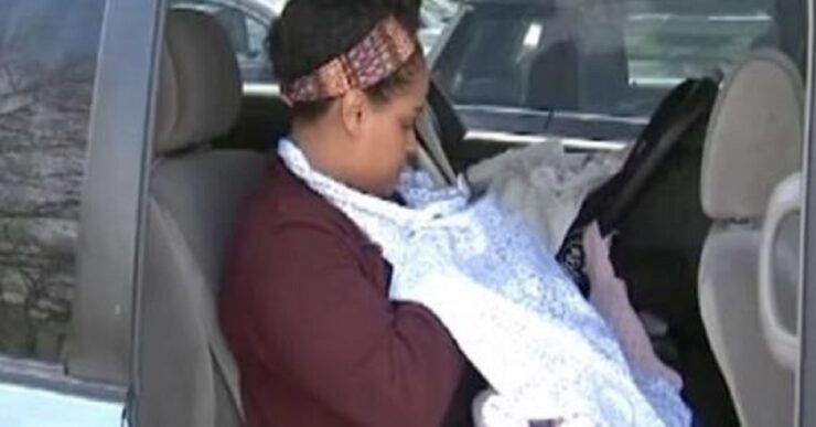 Madre multata per aver parcheggiato l'auto per dar da mangiare al suo bimbo