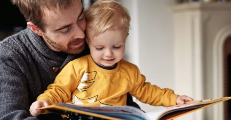 Bambino che legge un libro