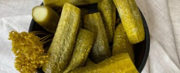 10 motivi per cui dovresti conservare il succo dei sottaceti