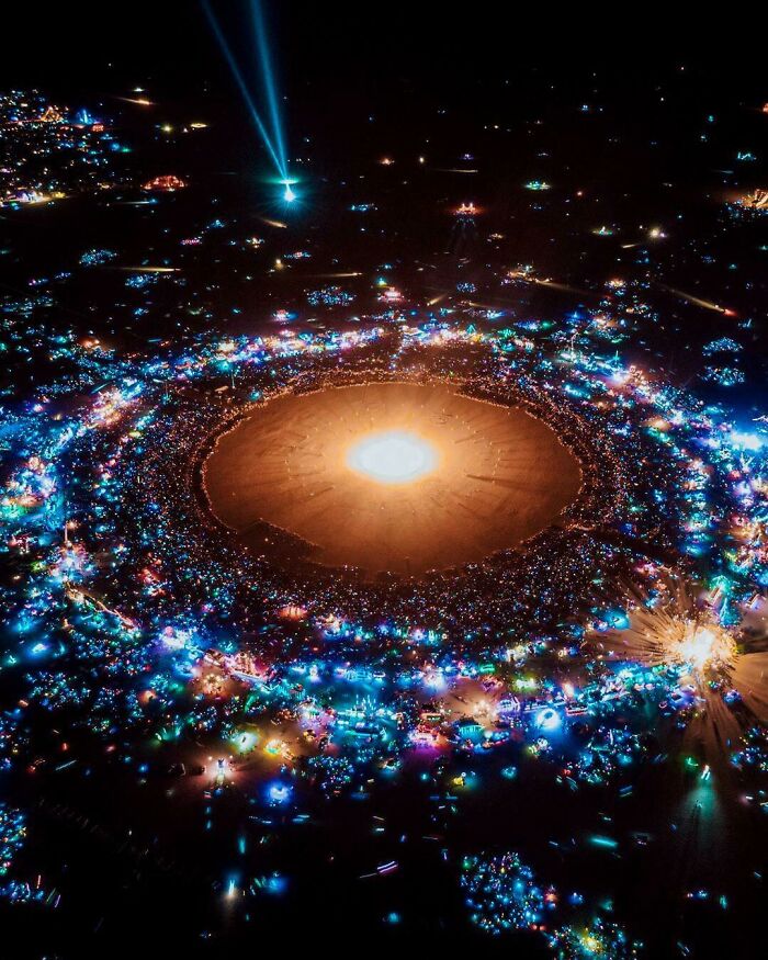 Una foto di Burning Man che sembra un sistema solare