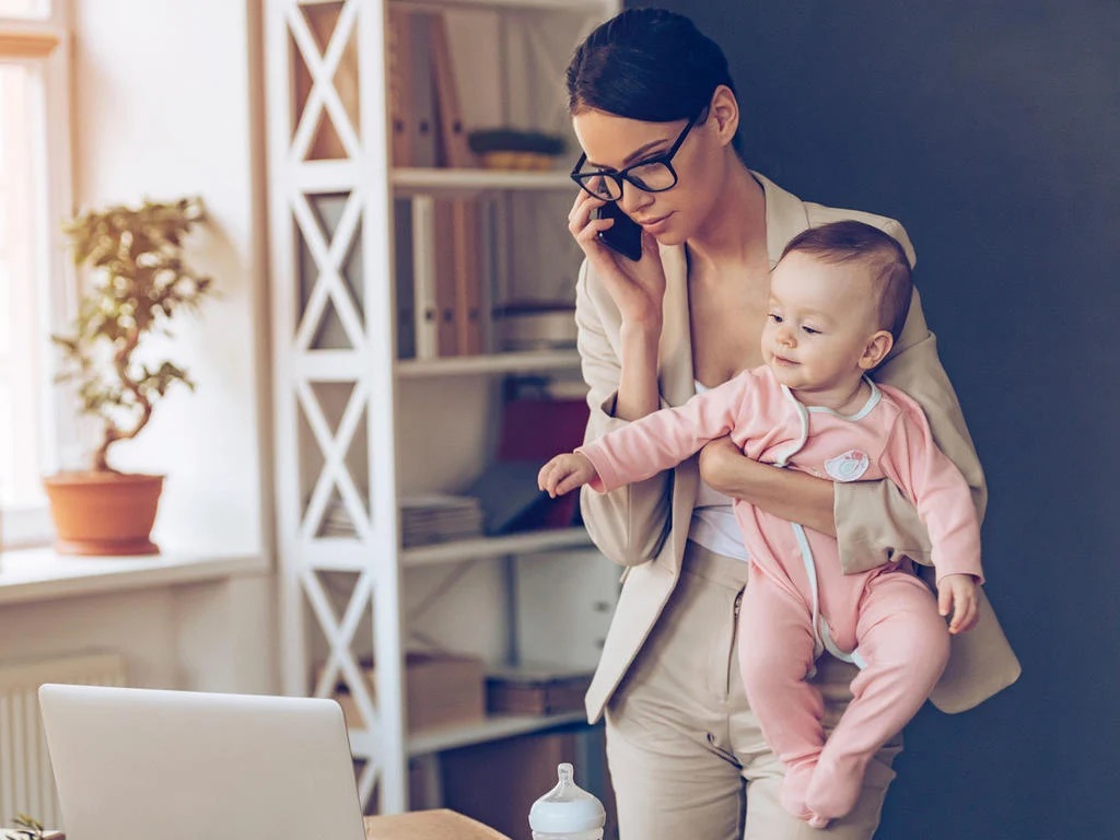 donne che riescono a gestire casa, famiglia, lavoro