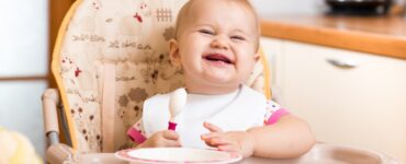 Bambino in svezzamento