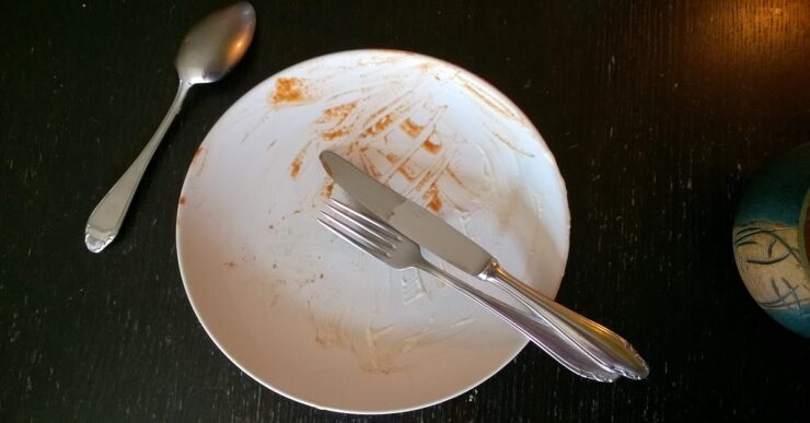 6 errori che fai quando lavi i piatti
