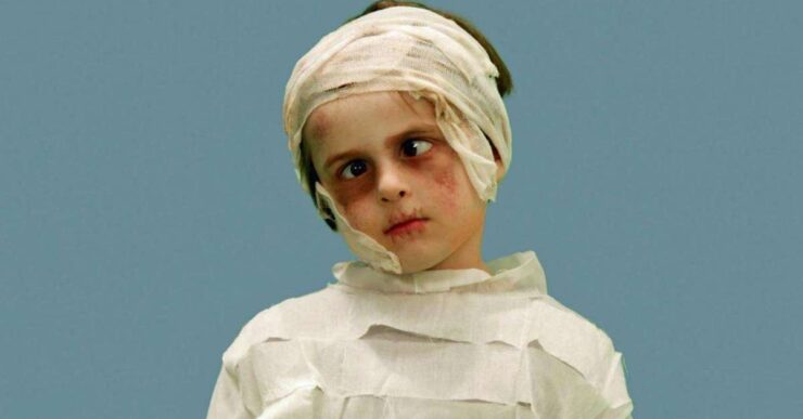 Bambino vestito da mummia