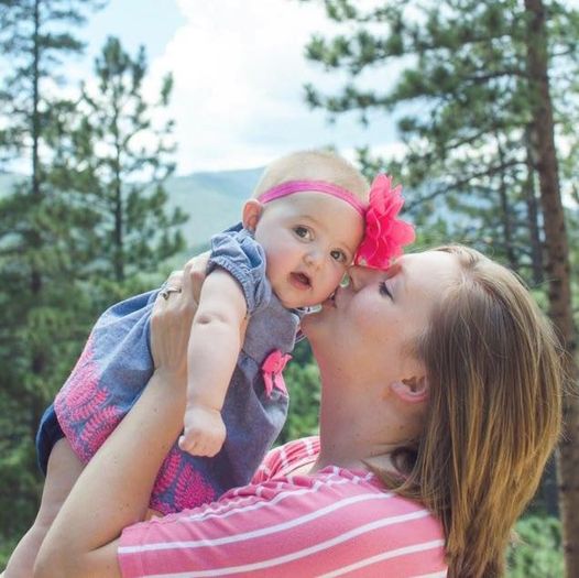 Lindsey McIver è la mamma di tre bambini che su Facebook ha deciso di avvertire tutti gli altri genitori dei possibili pericoli che ci sono in casa e che si possono trasformare in incidenti domestici potenzialmente dannosi per i più piccoli di casa. Lei vuole che in futuro una situazione del genere possa verificarsi di nuovo. Lei ha avuto molta paura quando la sua di 3 anni è rimasta bloccata in lavatrice e lei non poteva fare niente per poterla aiutare. Per fortuna, però, la bambina ora sta bene.  All'inizio non volevo scrivere di questo incidente su Facebook. Prima di tutto perché poi potrò sicuramente sentire da alcune persone su Internet che cattiva madre sono. Secondo: perché è doloroso dover rivivere questa situazione nella propria mente.  Queste le parole della donna, che poi continua:  Comunque sia, sabato la nostra lavatrice a carica dall'alto si è rotta. Lunedì mio marito ha comprato la nostra prima lavatrice a carica frontale. Li abbiamo collegati la sera stessa. I nostri figli ci guardavano. Abbiamo detto loro più di una volta di non toccare la lavatrice. Hanno risposto di sì.  La mamma racconta che il figlio di 4 anni martedì mattina presto ha svegliato tutti.   Piangeva così tanto che riuscì a pronunciare solo poche parole. Mentre cercavo di capirlo, mio ​​marito si alzò dal letto e si precipitò giù per le scale. Poi è scattato quando mio figlio ha detto: 'Kloe. In. Lavatrice.'  I due genitori sono corsi nella lavanderia che si trova nel seminterrato e hanno visto la figlia di 3 anni chiusa nella lavatrice con chiusurà ermetica. La lavatrice è partita e si è riempita d'acqua. La figlia urlava, ma lei non la sentiva.  Siamo riusciti a spegnere velocemente la lavatrice, aprire il portello e far uscire Kloe da lì. Aveva qualche piccola protuberanza sulla testa e le sue cose erano bagnate. A parte questo, stava bene.  La donna ha deciso di raccontare l'accaduto su Facebook perché lei prima di allora non aveva alcuna idea di quanto potesse essere pericolosa una lavatrice del genere.  Siamo sempre stupiti di quanto siano creativi i nostri figli. Dopotutto, continuano a trovare nuovi modi per mettersi in pericolo. Questo era decisamente nuovo per noi.  Adesso la famiglia ha messo un blocco bambini allo sportello della lavatrice e nelle impostazioni è presente anche una funzione di blocco bambini che impedisce l'avvio della lavatrice. A saperlo prima di quella sera (ammette che non conoscevano quell'impostazione) si sarebbero risparmiati una grande paura.  Ora la mamma avverte tutti gli altri genitori:  Pertanto vorrei incoraggiare tutte le persone con figli piccoli o nipoti a utilizzare un dispositivo di sicurezza per bambini se hanno anche un caricatore frontale. Attiva sempre il blocco bambini! Penso che per proteggere i nostri figli dobbiamo parlare apertamente e onestamente dei nostri errori. Con questo possiamo aiutarci a vicenda. E credimi, questa madre si sta dando l'inferno per questa storia.  Non vogliamo nemmeno pensare a quello che sarebbe potuto succedere se il fratello maggiore non avesse svegliato in tempo i genitori!