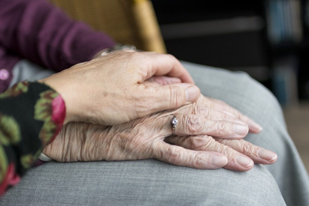 Dove si nascondono i pericoli per gli anziani a casa