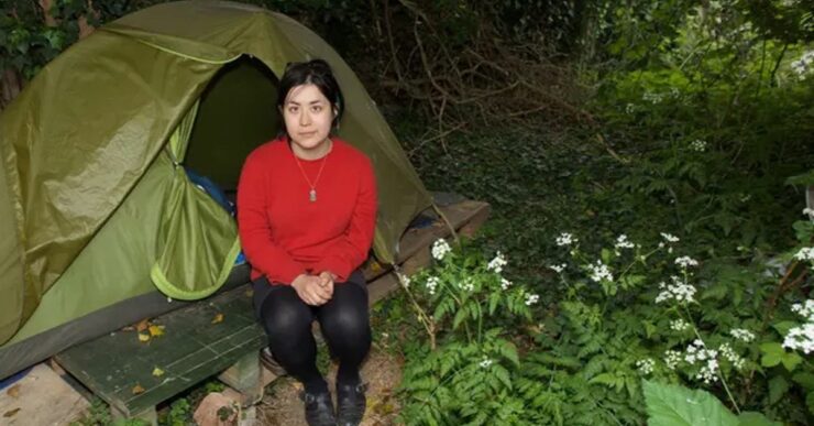 Maestra vive per 2 anni in una tenda