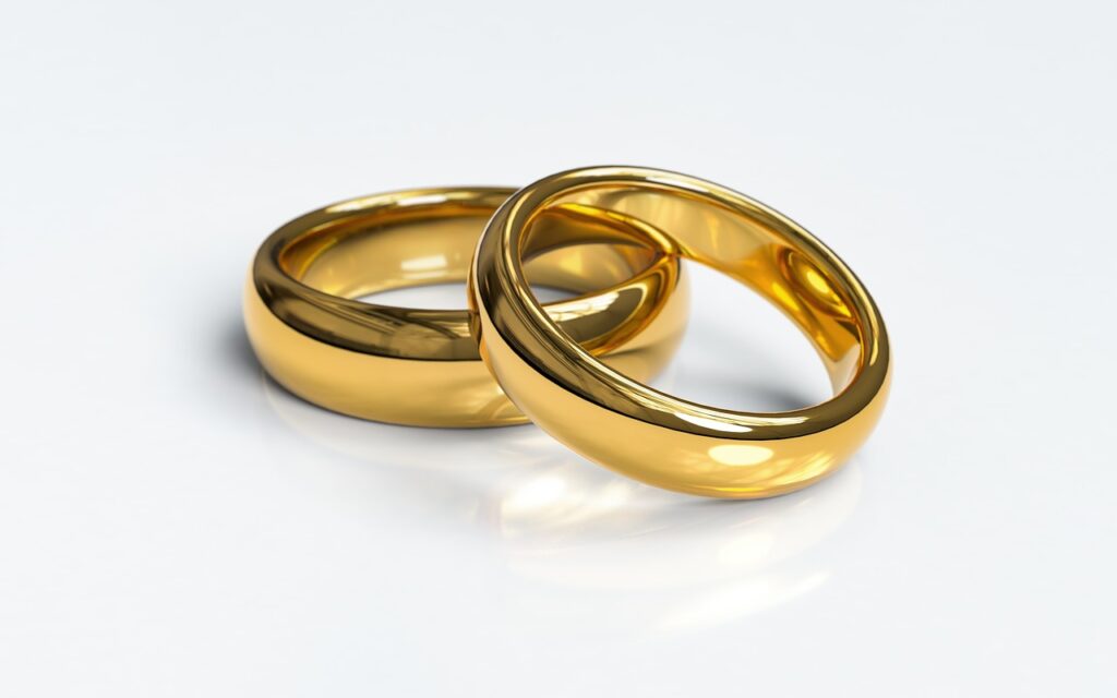 Cosa dovrebbe fare la donna con gli anelli del marito morto