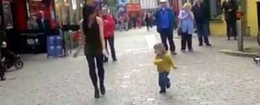 Bimba di 3 anni balla insieme a un'artista di strada