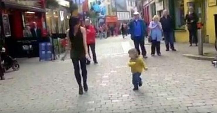 Bimba di 3 anni balla insieme a un'artista di strada