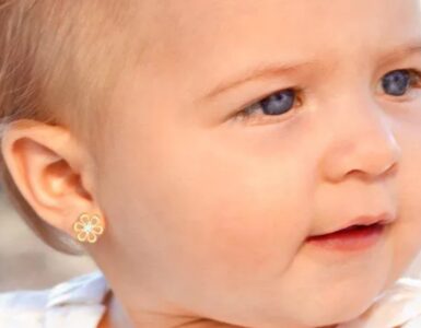 Bambino con orecchini