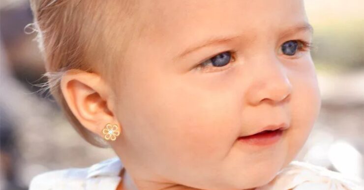 Bambino con orecchini