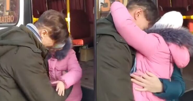 Padre saluta bambina ucraina