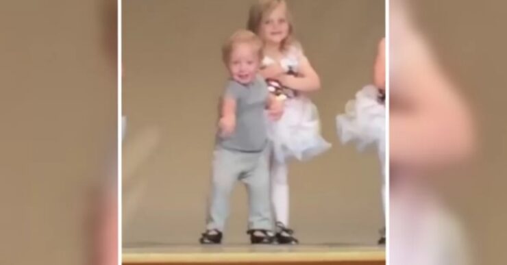 bambino balla sul palco