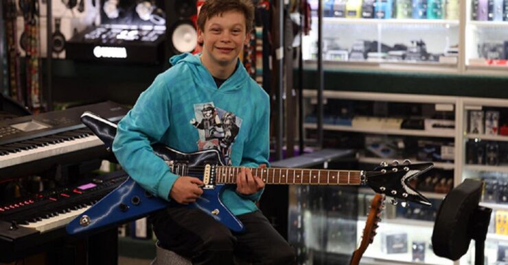 Sconosciuto compra una chitarra al ragazzo